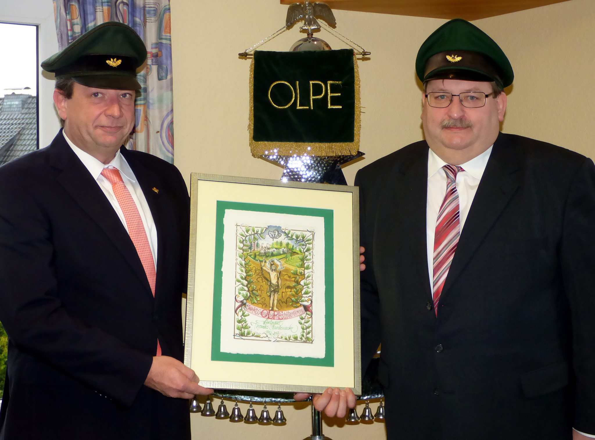 Nach mehr als 25 Jahren Vorstandstätigkeit im Olper Schützenverein verabschiedete Major Peter Liese (l.) den verdienten Leutnant Thomas Hardenacke.