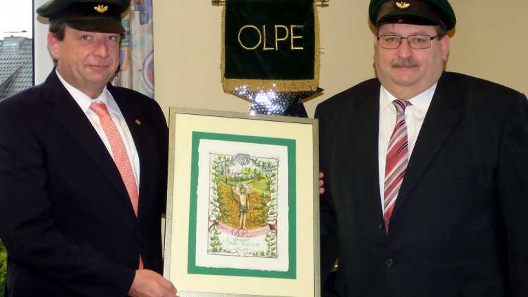 Nach mehr als 25 Jahren Vorstandstätigkeit im Olper Schützenverein verabschiedete Major Peter Liese (l.) den verdienten Leutnant Thomas Hardenacke.