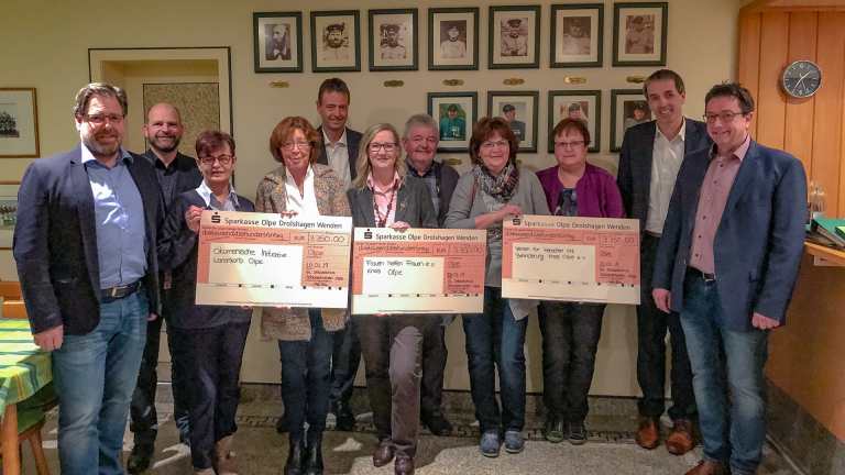 Scheckübergabe vom Benefizkonzert