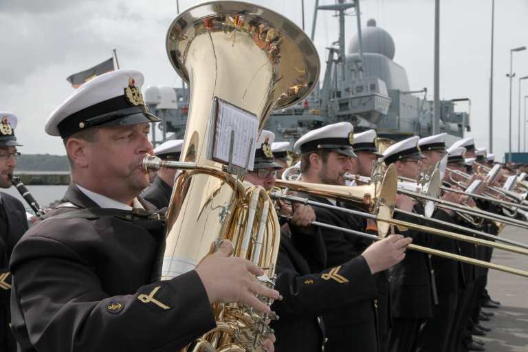 Einlaufen von U 33 in den Heimathafen Eckernförde nach über 8 monatiger Abwesenheit Einlaufen von U 33 in den Heimathafen Eckernförde nach über 8