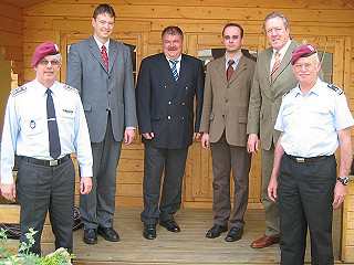 (v.l.) Oberstabsfeldwebel Klaus Stoffner, Musikoffizier Leutnant Peter Zeppenfeld, Major Paul Imhäuser, Schützenkönig Sebastian Reither, Hauptmann Theo Süttmann, Oberstleutnant Bernd Faber