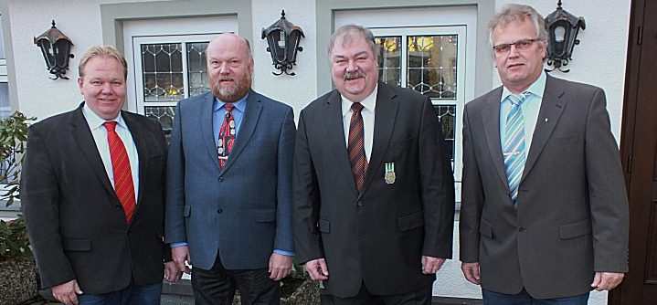 Altmajor Paul Imhäuser wurde für seine 15-jährige Mitarbeit im Beirat des KSB Olpe mit der Erinnerungsmedaille des Kreisschützenbundes geehrt. (v.l.) Kreisgeschäftsführer André Arenz, Kreisoberst Martin Tillmann, Altmajor Paul Imhäuser, Kreisschatzmeister Ludger Maiworm