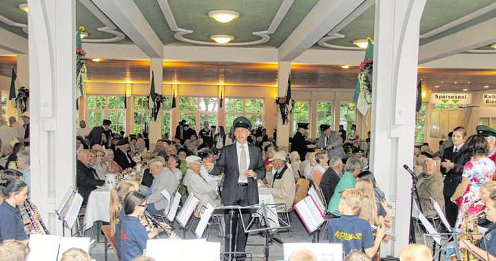 Schützenkönig Christian Reißner dirigiert die Nachwuchsmusiker des Feuerwehrmusikzuges Olpe beim Seniorennachmittag auf dem Ümmerich.
Foto: Nicole Voss Schützenkönig Christian Reißner dirigiert die Nachwuchsmusiker des Feuerwehrmusikzuges Olpe beim Seniorennachmittag auf dem Ümmerich.
Foto: Nicole Voss