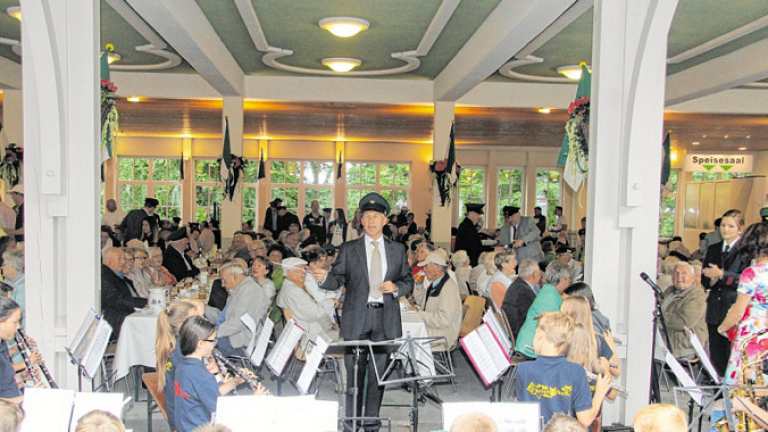 Schützenkönig Christian Reißner dirigiert die Nachwuchsmusiker des Feuerwehrmusikzuges Olpe beim Seniorennachmittag auf dem Ümmerich. Foto: Nicole Voss