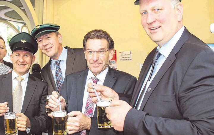 Die Kehlen der Olper Schützenfest-Besucher sind besonders kühles Pils gewohnt, insofern legen die Verantwortlichen besonderen Wert auf die Temperatur desselben. Gestern Abend prüften (v. l.) Schützenkönig Christian Reißner, Thomas Rullich, Gebietsverkaufsleiter Gastronomie der Krombacher Brauerei, Helmut Schaller, Geschäftsführer Technik der Krombacher Brauerei, und Frank Clemens, Oberleutnant der Wirtschaftskommission des Schützenvereins, die Kühle des Gerstensaftes: perfekte 5,1 Grad Celsius.