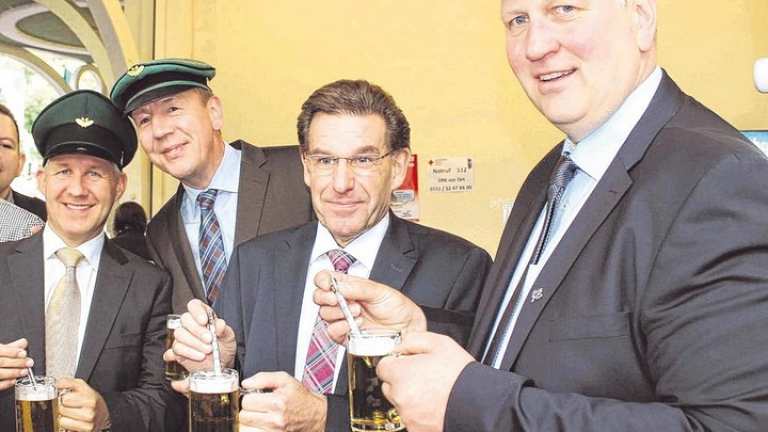 Die Kehlen der Olper Schützenfest-Besucher sind besonders kühles Pils gewohnt, insofern legen die Verantwortlichen besonderen Wert auf die Temperatur desselben. Gestern Abend prüften (v. l.) Schützenkönig Christian Reißner, Thomas Rullich, Gebietsverkaufsleiter Gastronomie der Krombacher Brauerei, Helmut Schaller, Geschäftsführer Technik der Krombacher Brauerei, und Frank Clemens, Oberleutnant der Wirtschaftskommission des Schützenvereins, die Kühle des Gerstensaftes: perfekte 5,1 Grad Celsius.