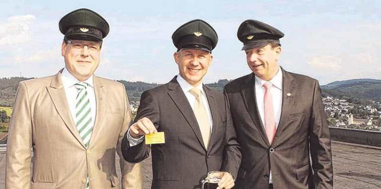 Der 16-jährige Moritz Stracke (Mi.) aus Olpe ist das 5500. Mitglied des St.-Sebastianus-Schützenvereins Olpe. Major Peter Liese (l.) und Schützenkönig Christian Reißner (r.) hießen den jungen Mann willkommen. Stracke trat dem Verein am 6. Juli bei und gehört wie der amtierende König der 6. Korporalschaft an. Foto: hobö