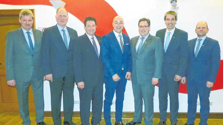 Der Vorstand des St.-Sebastianus-Schützenvereins Olpe (v. l.): Oberleutnant Christoph Schneider, Oberleutnant Frank Clemens, Major Peter Liese, Schützenkönig Rainer Brüser, Hauptmann Holger Harnischmacher, Oberleutnant Peter Kliche sowie Oberleutnant Andreas Roll.