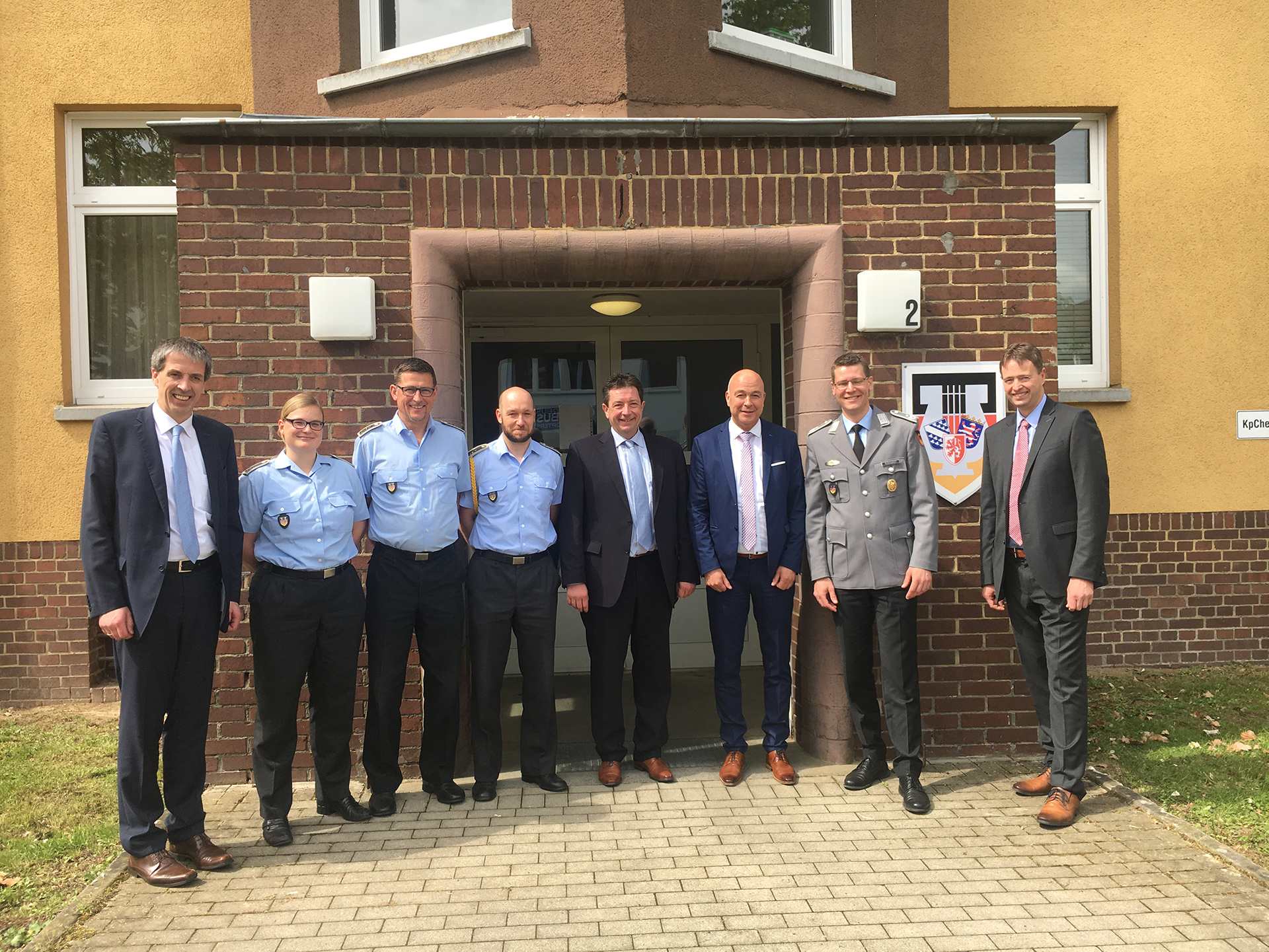 v. l.: Oberleutnant Peter Kliche, Hauptfeldwebel Mareike Zaretzke, Oberstabsfeldwebel Reinhard Meissner, Stabsfeldwebel
Andreas Alschinger, Major Peter Liese, Majestät Rainer Brüser, Oberstleutnant Tobias Terhardt, Musikoffizier Leutnant Peter
Zeppenfeld.