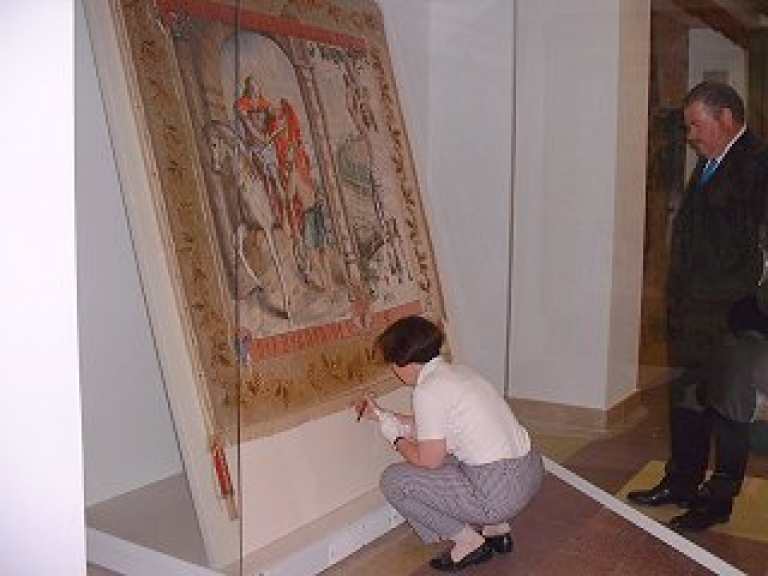 Die restaurierten Fahnen im Speisesaal des Schützenplatzes