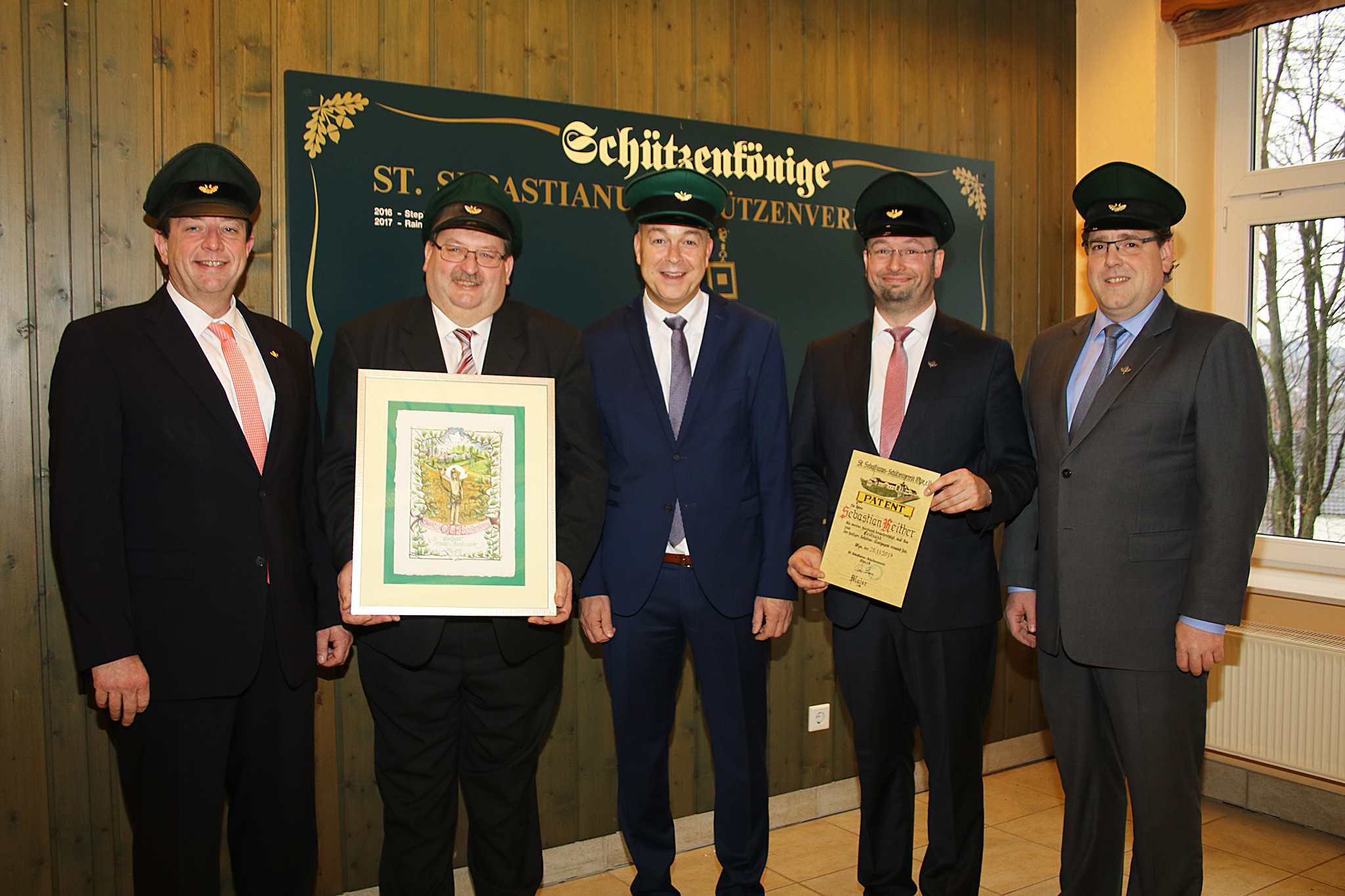 Major Peter Liese, Leutnant Thomas Hardenacke, Schützenkönig Rainer Brüser, Leutnant Sebastian Reither und Hauptmann Holger Harnischmacher (vlnr.) Foto: Berthold Stamm (www.bilderdienst.de)