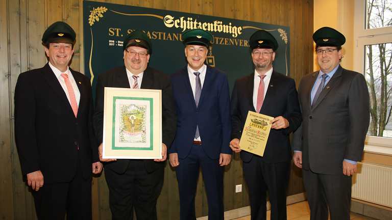 Major Peter Liese, Leutnant Thomas Hardenacke, Schützenkönig Rainer Brüser, Leutnant Sebastian Reither und Hauptmann Holger Harnischmacher (vlnr.) Foto: Berthold Stamm (www.bilderdienst.de)