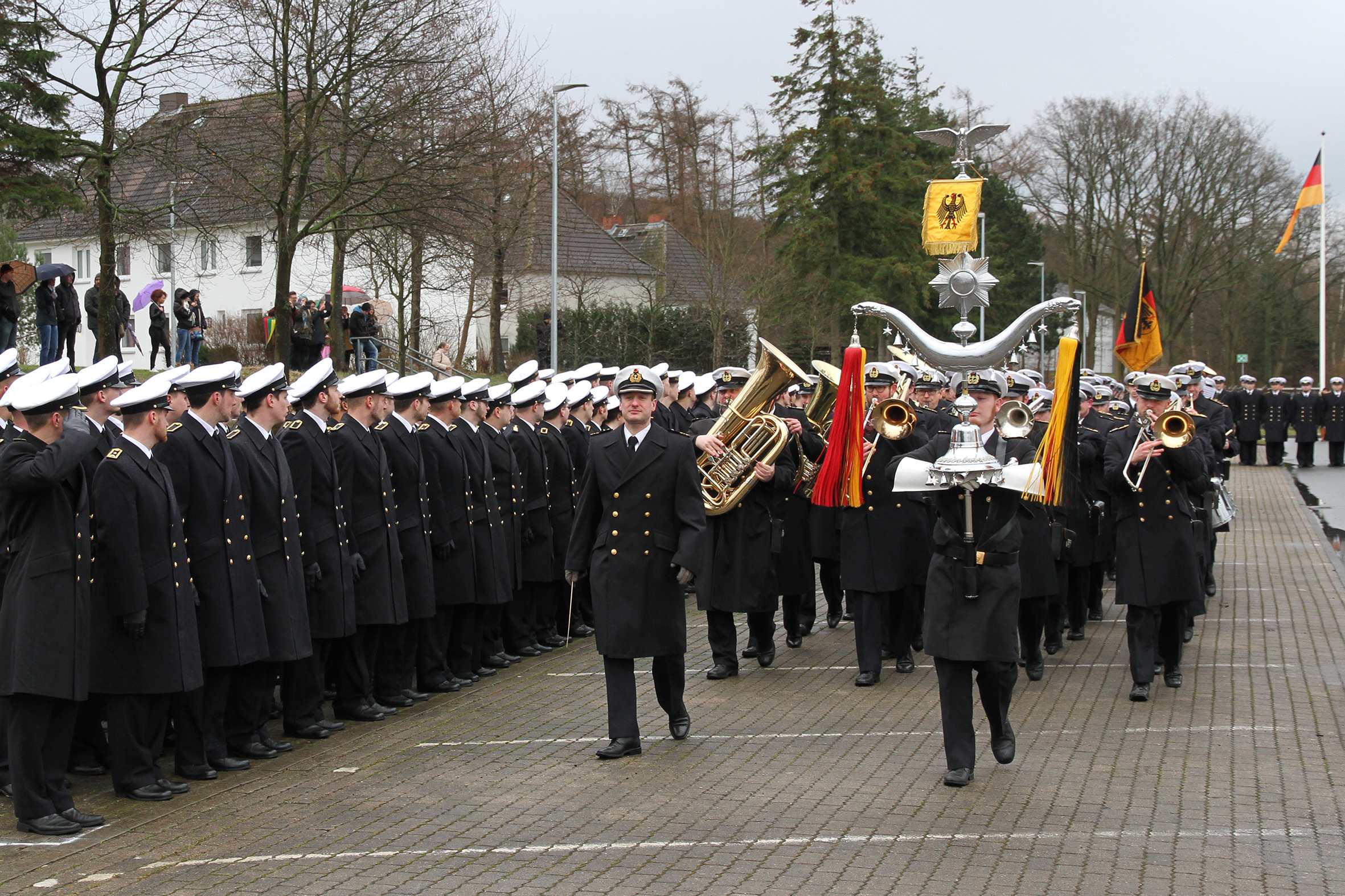 Vereidigung und feierliches Gelöbnis der Maaten- und Bootsmannanwärter/-anwärterinnen sowie der Rekruten und Rekrutinnen der Marineuteroffizierschule Plön. Die Festansprache hält der ehemalige Abteilungsleiter Führung Streitkräfte im BMVg Herr Vizeadmiral a.D. Heinrich Lange.