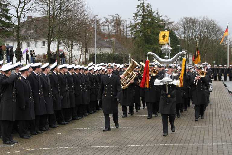 Vereidigung und feierliches Gelöbnis der Maaten- und Bootsmannanwärter/-anwärterinnen sowie der Rekruten und Rekrutinnen der Marineuteroffizierschule Plön. Die Festansprache hält der ehemalige Abteilungsleiter Führung Streitkräfte im BMVg Herr Vizeadmiral a.D. Heinrich Lange. Vereidigung und feierliches Gelöbnis an der Marineuteroffiziers