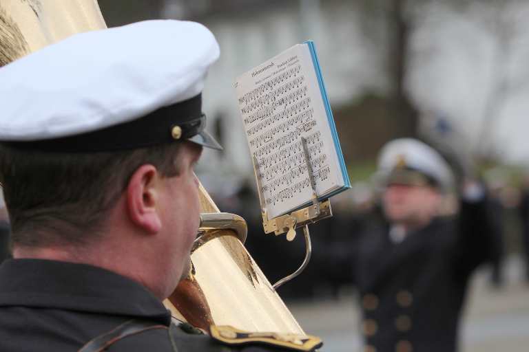 Vereidigung und feierliches Gelöbnis der Maaten- und Bootsmannanwärter/-anwärterinnen sowie der Rekruten und Rekrutinnen der Marineuteroffizierschule Plön. Die Festansprache hält der ehemalige Abteilungsleiter Führung Streitkräfte im BMVg Herr Vizeadmiral a.D. Heinrich Lange. Vereidigung und feierliches Gelöbnis an der Marineuteroffiziers