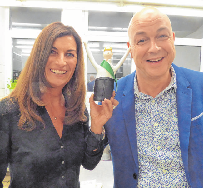 Dorothee Sternberg und Rainer Brüser sind das amtierende
Königspaar der Olper Schützen. Die Holzfigur, ein kleiner König,
ist das Geschenk einer Nachbarin.