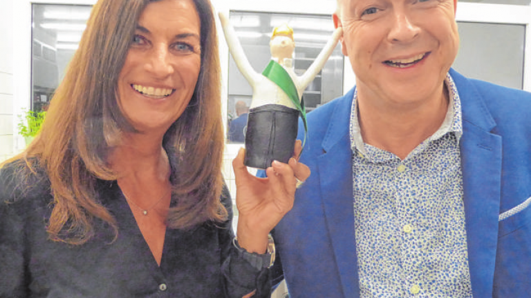 Dorothee Sternberg und Rainer Brüser sind das amtierende Königspaar der Olper Schützen. Die Holzfigur, ein kleiner König, ist das Geschenk einer Nachbarin.