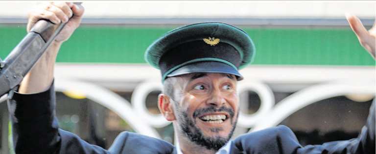 Ein Augenblick, auf den Stephan Neuhaus zielstrebig hingearbeitet hat: Er hat mit dem 86. Schuss die Reste des hölzernen Aars aus dem Kugelfang geholt.  Foto: Nicole Voss