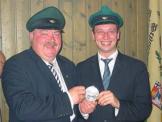 Ordensübergabe 2004 - Major Paul Imhäuser und Schützenkönig Sebastian Reither Ordensübergabe 2004 - Major Paul Imhäuser und Schützenkönig Sebastian Reither