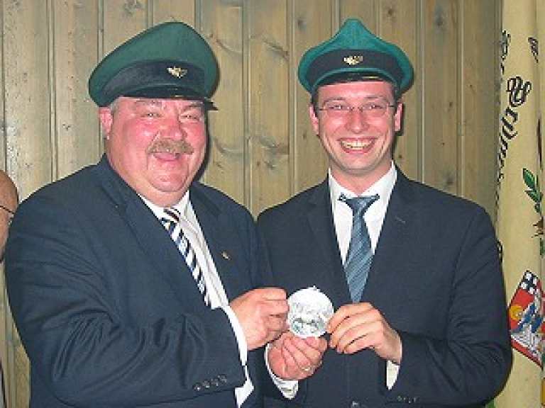 Ordensübergabe 2004 - Major Paul Imhäuser und Schützenkönig Sebastian Reither Ordensübergabe 2004 - Major Paul Imhäuser und Schützenkönig Sebastian Reither
