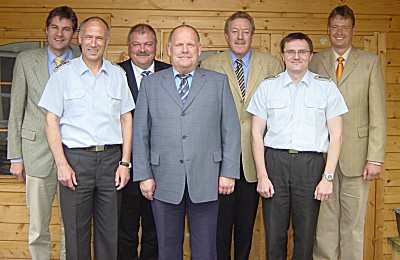 Musikbestellung 2005
(v.L.) Olt. Dirk Rumpff, Oberstabsfeldwebel Ewald Hoffmann, Major Paul Imhäuser, Schützenkönig Martin Valpertz, Hptm. Theo Süttmann, Hauptfeldwebel Bernhard Sauer, Lt. Peter Zeppenfeld