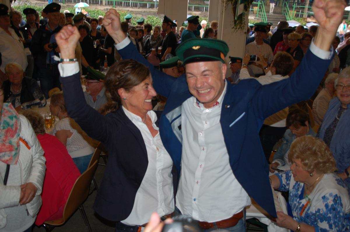 Das neue Olper Königspaar: Rainer Brüser und Dorothee Sternberg.© Jacqueline Sondermann Das neue Olper Königspaar: Rainer Brüser und Dorothee Sternberg.© Jacqueline Sondermann