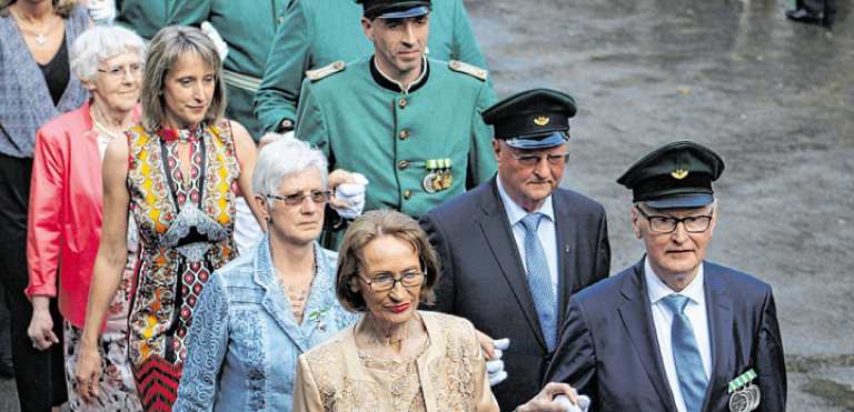 Einer der Höhepunkte des Schützenfestes 2016: Das 50-jährige Jubelkönigspaar Petra und Dieter Kraft in der Polonaise am Samstag. Eine Reihe dahinter Jubelkönig Guido Schneider mit Ehefrau Gerda. Foto: Nicole Voss