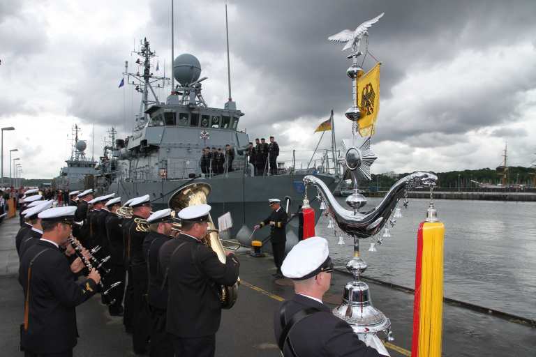 Rückkehr aus der SNMCMG 1 - Einlaufen der Auerbach/Oberpfalz in den Marinestützpunkt Kiel Rückkehr aus der SNMCMG 1 - das Marinemusikkorps begleitet das