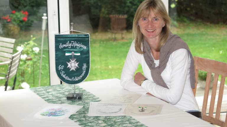 Neuer Tischwimpel für die ehemaligen Olper Schuetzenkoeniginnen - 1