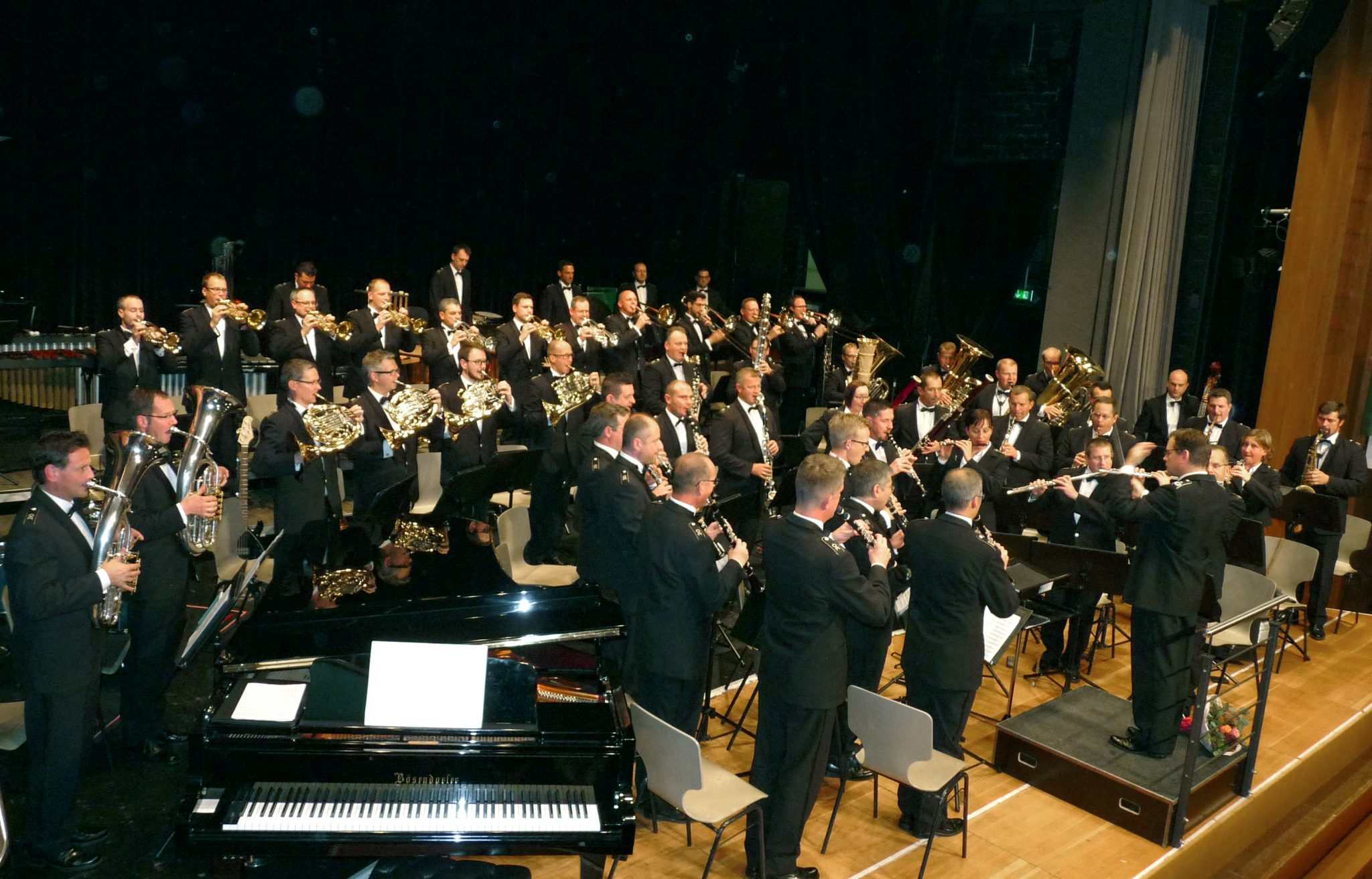 Vor ausverkauftem Haus spielte das renommierte Musikkorps der Bundeswehr
unter Leitung von Oberstleutnant Christoph Scheibling in Olpes guter Stube für den guten
Zweck auf. Foto: mari
