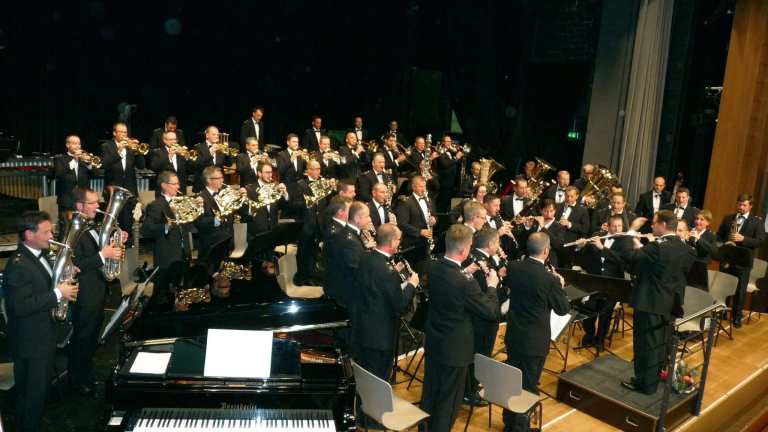 Vor ausverkauftem Haus spielte das renommierte Musikkorps der Bundeswehr unter Leitung von Oberstleutnant Christoph Scheibling in Olpes guter Stube für den guten Zweck auf. Foto: mari