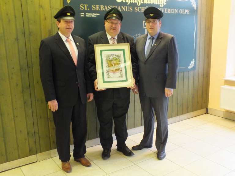 Major Peter Liese und Hauptmann Holger Harnischmacher verabschieden Thomas Hardenacke aus dem Vorstand